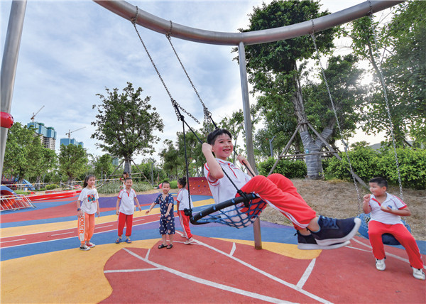 小朋友在如意湖公園玩耍.jpg