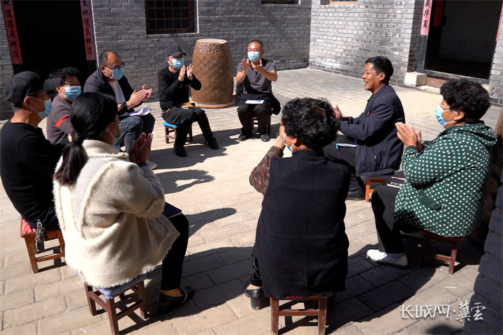 邯鄲市峰峰礦區(qū)山底村黨員干部群眾學(xué)習(xí)黨的二十大報告。長城網(wǎng)·冀云客戶端 記者 孟維侖 攝